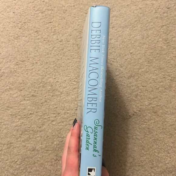 Debbie Macomber Susannahs Garden hardback - Picture 2 of 3